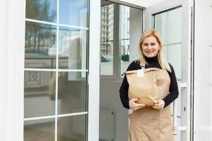 medio longitud retrato de camarera vestido en delantal con Copiar espacio para marca nombre abierto Tienda comenzando trabajo Listo a servir visitantes, mujer empresario barista en pie a restaurante Entrada foto