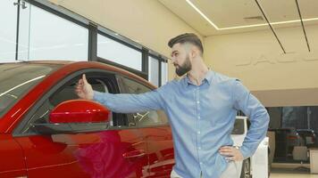 contento hombre sonriente a el cámara después comprando nuevo coche video