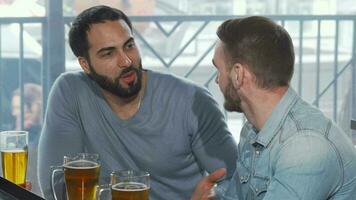 Beau barbu homme grillage à le caméra avec le sien Bière verre video