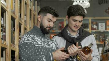 twee mannetje vrienden boodschappen doen voor alcohol Bij de supermarkt video