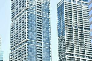 el edificio es alto y tiene un lote de ventanas foto