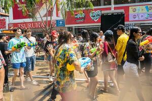 siam cuadrado, bangkok, Tailandia - abr 13, 2023 Songkran festival, el corto acción de personas Uniones celebraciones de el tailandés nuevo año o Songkran en siam cuadrado bangkok, tailandia foto