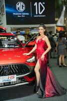 no haburi, Tailandia - abr 2, 2023 no identificado modelo poses con un coche a el 44º Bangkok internacional motor espectáculo 2023 a impacto arena, muang correa que yo, no haburi, tailandia foto