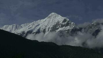 tid upphöra av moln runt om en annapurna berg. nepal, himalaya. 4k video