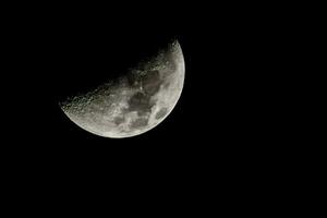 el Luna es visto en el oscuro cielo foto