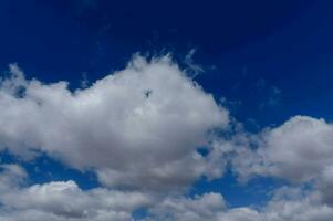 un grande blanco nube es en el cielo foto