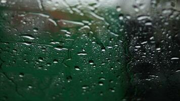 selecionar foco. chuva solta em parabrisa. motorista lento baixa em a estrada dentro a tarde. chuva em a parabrisa com suave cores do natureza. video
