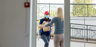 entrega hombre con termo mochila y sonriente mujer en oficina foto