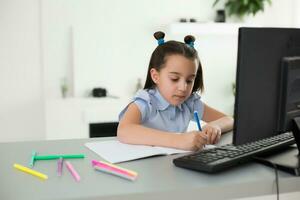 pequeño niña utilizando computadora concepto, distancia en línea aprendizaje foto