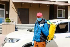 entrega hombre enviar comida bolso a puerta mando para sin contacto o contacto gratis desde entrega jinete en frente casa para social distanciamiento para infección riesgo. foto