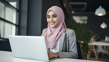 ai generado alegre joven mujer sonriente y exhibiendo su hijab foto