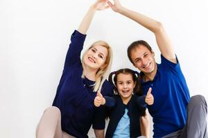 retrato de contento familia de Tres mirando a cámara con sonrisas foto