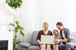 contento familia en un video conferencia a hogar foto