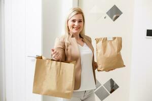 sonriente mujer trajo ordenado comida desde entrega a hogar foto