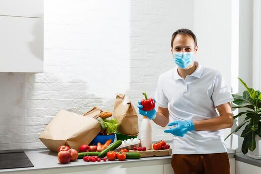 contento masculino cliente abierto cartulina caja recibir postal correo entrega paquete, sonriente joven hombre satisfecho consumidor comprador desembalaje paquete o empaquetar deshacer Envío orden producto compra sentar en sofá a hogar. foto