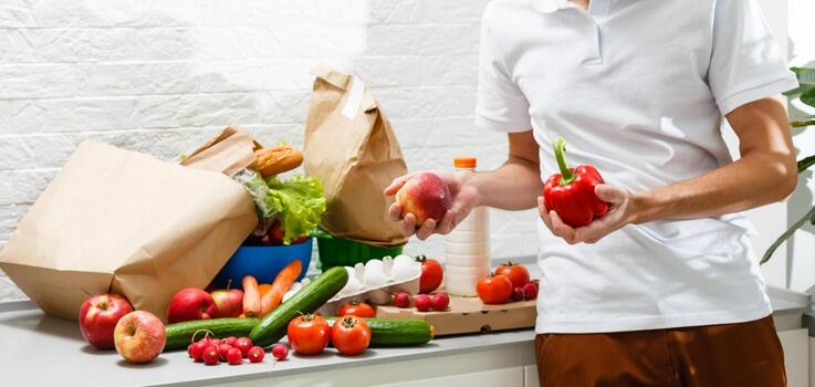 contento masculino cliente abierto cartulina caja recibir postal correo entrega paquete, sonriente joven hombre satisfecho consumidor comprador desembalaje paquete o empaquetar deshacer Envío orden producto compra sentar en sofá a hogar. foto