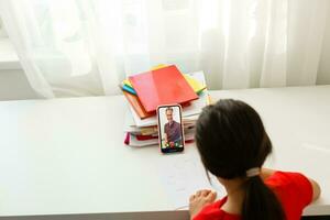 distancia aprendizaje en línea educación, pequeño niña escribe fórmulas foto