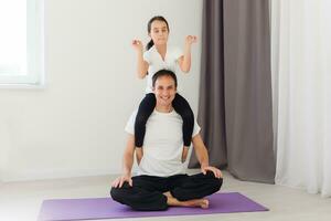 padre y hija haciendo yoga a hogar foto