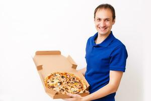 hombre con Pizza a hogar durante cuarentena foto