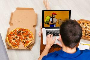 hombre utilizando ordenador portátil para en línea comida orden durante cuarentena, de cerca. entrega Servicio foto