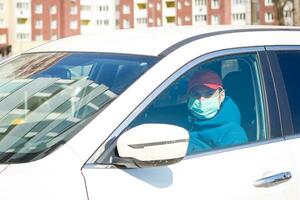 de cerca fotos de conductores vistiendo mascaras a proteger en contra polvo y el untado de el gripe. codicioso 19 dentro el coche frente