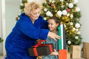 abuela y nieta Navidad con bandera de unido árabe emiratos a Navidad foto