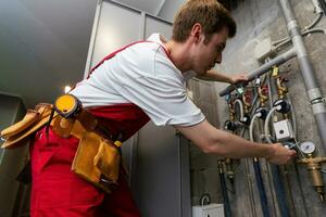mantenimiento técnico comprobación presión metros para casa calefacción sistema. foto