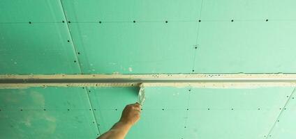 estructura de techo suspensión, instalación de yeso cartón de yeso y ligero. foto