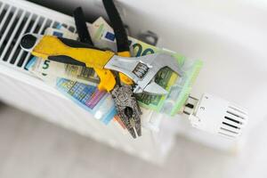 Manual thermostat of the temperature of the heating battery in the apartment. Money for the heating. photo