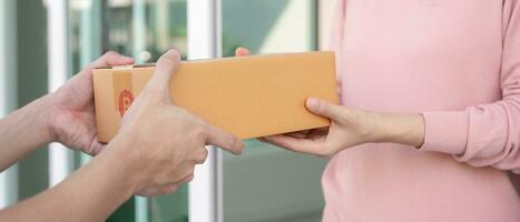 mujer recibe cajas paquete o empaquetar desde mensajero en frente casa. entrega hombre enviar entregar expresar. en línea compras, papel contenedores, llevar, cartero, entrega servicio, paquetes foto