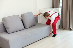 hombre ensamblando muebles de sofá en casa foto