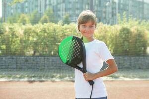 pequeño niña jugando paleta tenis foto