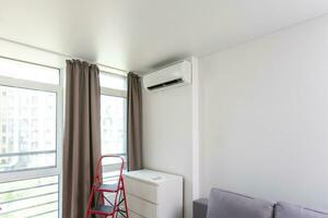 aire acondicionador división colgando en el pared. enfriamiento dispositivo en habitación foto