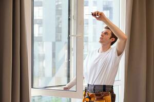 construcción trabajador instalando ventana en casa. foto