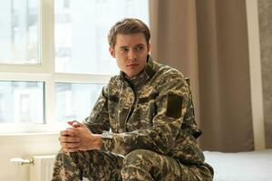 un militar hombre en su pensamientos foto