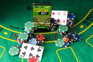 en el verde mesa, para juego para dinero, allí son tarjetas y papas fritas para jugando en el casino foto
