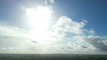 prachtig visie van lucht en snel in beweging wolken over- Engeland video