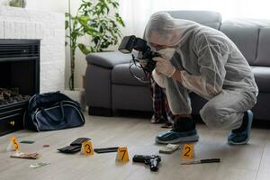 forense investigador fotografiando un sangre a un asesinato escena foto