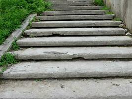 antiguo hormigón escalera en un ciudad parque foto