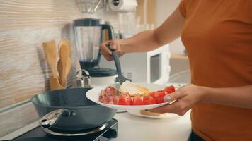 ama de casa Cocinando huevos para desayuno en cocina. sano Mañana con Fresco productos, contento estilo de vida para ama de casa quien es Cocinando en acogedor moderno cocina debajo calentar soleado verano Mañana ligero foto