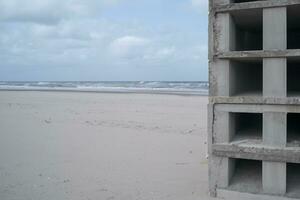 partes de hormigón edificio a el playa de el mar ai generativo foto