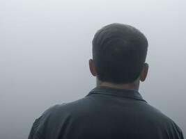 misterioso hombre esperando en el niebla ai generativo foto