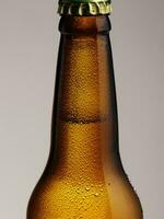 marrón cerveza botella con gotas ai generativo foto