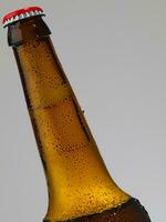 marrón cerveza botella con gotas ai generativo foto