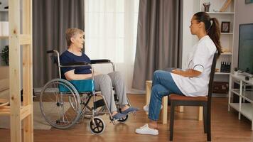 discapacitado mayor mujer en silla de ruedas hablando con doctor. antiguo persona Jubilación hogar, cuidado de la salud enfermería, salud apoyo, social asistencia, médico y hogar Servicio foto