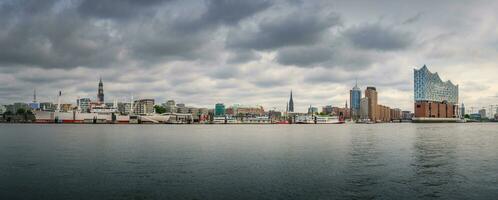 panorama de hamburgo en Ventoso clima foto