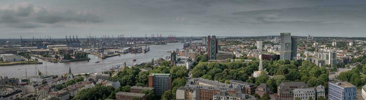 Puerto de hamburgo en panorámico formar en nublado clima foto