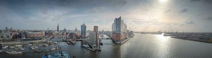 panorama de un amanecer en hamburgo puerto con concierto salón foto