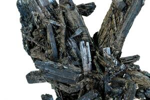 macro Roca mineral antimonita, estibina en un blanco antecedentes foto