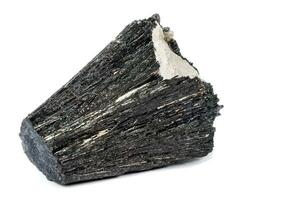 macro mineral Roca turmalina negra, negro turmalina en un blanco antecedentes foto